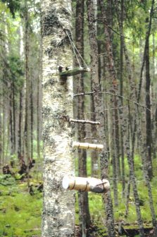 Suspended pieces are held off the ground by means of a ladder-like arrangement