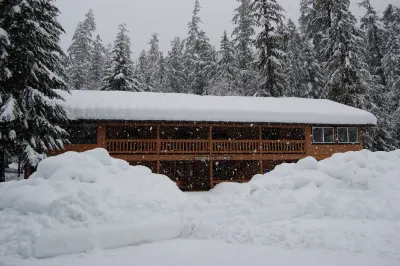 HJA headquarters during April 2008 snow event